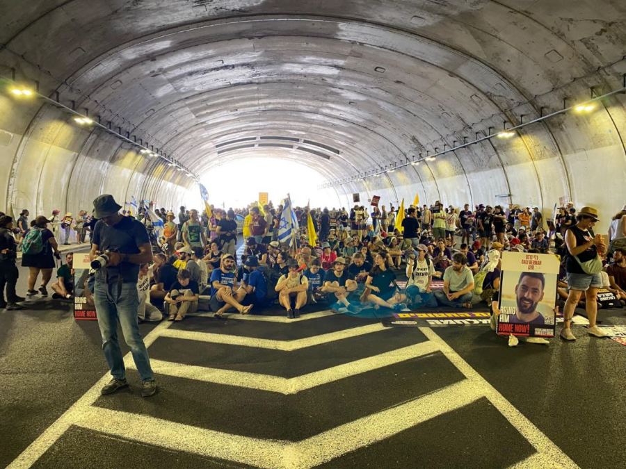 قمع واعتقالات لمتظاهرين ضد الحرب في اسرائيل 